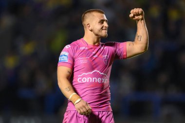 Hull KR 'dan Mikey Lewis, 2 Ağustos 2024' te Warrington Jones Stadyumu 'nda oynanan 20. Warrington Wolves vs Hull KR karşılaşmasında taraftarlarıyla birlikte kutluyor.
