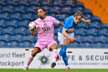 Stockport County 'den Lewis Bate, Stockport County' nin Blackburn Rovers 'a karşı oynadığı 2 Ağustos 2024 tarihli Stockport Stadyumu' nda oynanan sezon öncesi dostluk maçında pas attı.