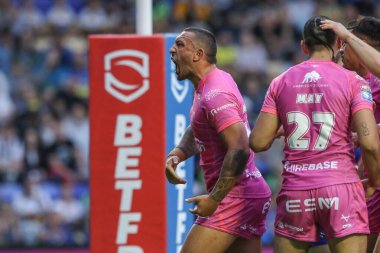 Hull KR 'dan Elliot Minchella, Hull KR takımından arkadaşı Sauaso Sue' nun 2 Ağustos 2024 'te Halliwell Jones Stadyumu, Warrington, İngiltere' de oynanan Betfred Wolves vs Hull KR maçında yaptığı denemeyi kutluyor.