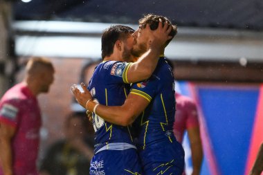 Warrington Wolves takımından Matty Ashton, 2 Ağustos 2024 'te Warrington Jones Stadyumu' nda oynanan Warrington Wolves vs Hull KR karşılaşmasında denemesini kutluyor.