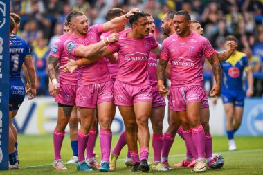 Hull KR 'dan Sauaso Sue, 2 Ağustos 2024' te Warrington Jones Stadyumu 'nda oynanan Warrington Wolves vs Hull KR maçında şansını kutluyor.