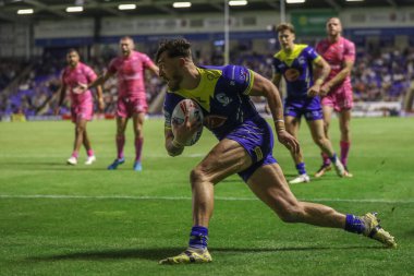 Warrington Wolves takımından Matty Ashton, 2 Ağustos 2024 'te Warrington Jones Stadyumu' nda oynanan Warrington Wolves vs Hull KR maçında bir deneme için sahaya çıkıyor.