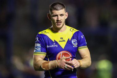 Warrington Wolves 'dan Danny Walker, 2 Ağustos 2024' te Warrington, İngiltere 'deki Halliwell Jones Stadyumu' nda oynanan Warrington Wolves vs Hull KR maçında ev sahibi taraftarları alkışlıyor.