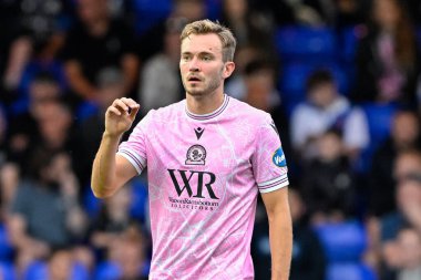 Blackburn Rovers takımından Ryan Hedges, Stockport County 'nin Blackburn Rovers' a karşı oynadığı 2 Ağustos 2024 tarihli maç sırasında İngiltere 'nin Stockport şehrindeki Edgeley Park Stadyumu' nda antrenman yapıyor.