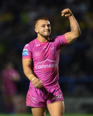 Hull KR 'dan Mikey Lewis, 2 Ağustos 2024' te Warrington Jones Stadyumu 'nda oynanan 20. Warrington Wolves vs Hull KR karşılaşmasında taraftarlarıyla birlikte kutluyor.