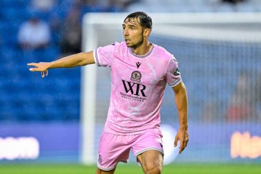 Blackburn Rovers 'dan Harry Pickering, Stockport County' nin Blackburn Rovers 'a karşı oynadığı 2 Ağustos 2024 tarihli maç sırasında İngiltere' nin Stockport kentindeki Edgeley Park Stadyumu 'nda karşı karşıya geldi.