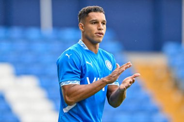 Stockport County 'den Kyle Knoyle, Stockport Park Stadyumu, Stockport, İngiltere 2 Ağustos 2024' te oynanan Stockport County - Blackburn Rovers maçında taraftarlarını alkışlıyor.