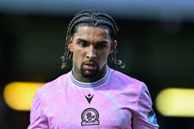 Blackburn Rovers takımından Tyrhys Dolan, Stockport County 'nin Blackburn Rovers' a karşı oynadığı 2 Ağustos 2024 tarihli maç sırasında İngiltere 'nin Stockport şehrindeki Edgeley Park Stadyumu' nda karşı karşıya geldi.