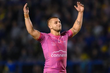 Hull KR 'dan Mikey Lewis, 2 Ağustos 2024' te Warrington Jones Stadyumu 'nda oynanan 20. Warrington Wolves vs Hull KR karşılaşmasında taraftarlarıyla birlikte kutluyor.