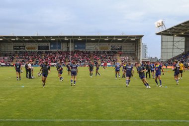 Warrington Wolves oyuncuları, 2 Ağustos 2024 'te Warrington Wolves ile Hull KR maçında Warrington Jones Stadyumu, Warrington' da ısındı.