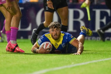 Warrington Wolves takımından Matty Ashton, 2 Ağustos 2024 'te Warrington Jones Stadyumu' nda oynanan Warrington Wolves vs Hull KR maçında bir deneme için sahaya çıkıyor.