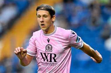 Blackburn Rovers takımından Callum Brittain, Stockport County 'nin Blackburn Rovers' a karşı oynadığı 2 Ağustos 2024 tarihli maç sırasında İngiltere 'nin Stockport şehrindeki Edgeley Park Stadyumu' nda karşı karşıya geldi.