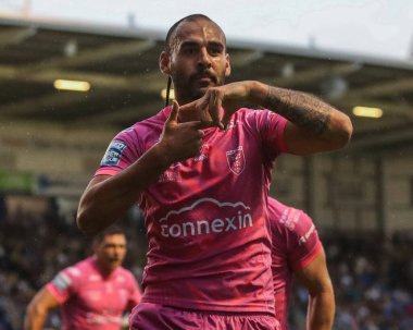 Hull KR takımından Tyrone May, 2 Ağustos 2024 tarihinde Warrington Jones Stadyumu 'nda oynanan Warrington Wolves vs Hull KR karşılaşmasında denemesini kutluyor.