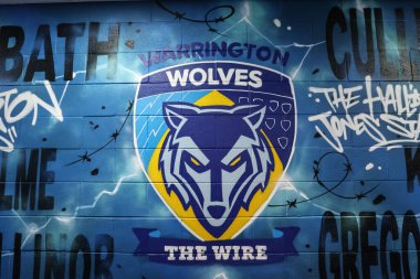 Warrington Wolves, 2 Ağustos 2024 'te Warrington Jones Stadyumu' nda oynanan Warrington Wolves vs Hull KR maçında tünel bölgesinde grafiti yaptı.