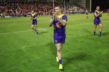 Warrington Wolves takımından John Bateman, 2 Ağustos 2024 'te Warrington, Warrington' da oynanan 20. Betfred Süper Lig karşılaşmasında seyircileri alkışlıyor.