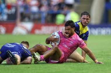 Hull KR 'dan Peta Hiku, Warrington Wolves' un 2 Ağustos 2024 'te Halliwell Jones Stadyumu' nda oynanan 20. Warrington Wolves vs Hull KR maçında Luke Yates ve Adam Holroyd tarafından yenildi.