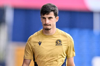 Blackburn Rovers takımından John Buckley, 2 Ağustos 2024 'te İngiltere' nin Stockport şehrindeki Edgeley Park Stadyumu 'nda oynanan Stockport County - Blackburn Rovers maçında yedek kulübesine doğru yürüyor.