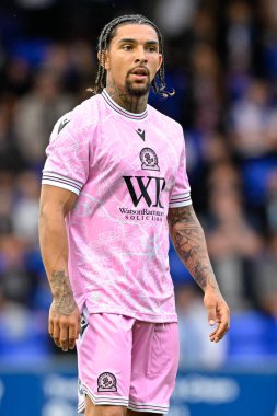 Blackburn Rovers takımından Tyrhys Dolan, Stockport County 'nin Blackburn Rovers' a karşı oynadığı 2 Ağustos 2024 tarihli maç sırasında İngiltere 'nin Stockport şehrindeki Edgeley Park Stadyumu' nda karşı karşıya geldi.