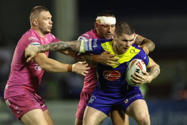 Warrington Wolves 'dan John Bateman, Hull KR' dan Elliot Minchella ile oynadığı Betfred Süper Lig 20. Raundu 'nda Warrington Wolves ile Hull KR arasında oynanan Halliwell Jones Stadyumu, Warrington, 2 Ağustos 2024