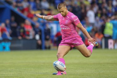 Hull KR 'dan Mikey Lewis, 2 Ağustos 2024' te Halliwell Jones Stadyumu, Warrington, İngiltere 'de oynanan Warrington Wolves vs Hull KR maçında attığı gol için dönüştürüldü.