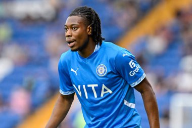 Stockport İlçesi 'nden Tayo Adaramola, Stockport İlçesi' nin Blackburn Rovers 'a karşı oynadığı 2 Ağustos 2024 tarihli maç sırasında İngiltere' nin Stockport kentindeki Edgeley Park Stadyumu 'nda karşı karşıya geldi.