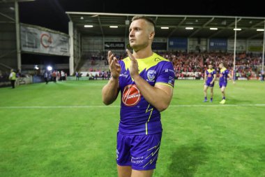 Warrington Wolves takımından Josh Drinkwater, 2 Ağustos 2024 'te Warrington, Warrington' da oynanan Betfred Süper Lig 20. Raundundaki Warrington Wolves vs Hull KR maçında ev sahibi taraftarları alkışlıyor.