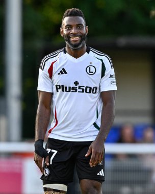 Legia Warszawa 'dan Jean-Pierre Nsam UEFA Avrupa Konferans Ligi İkinci Ön eleme karşılaşmasında Caernarfon Town ile Legia Varşova arasında 1 Ağustos 2024' te Nantporth, Bangor, Birleşik Krallık 'ta karşı karşıya geldi.