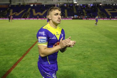 Warrington Wolves 'tan Sam Powell, 2 Ağustos 2024' te Warrington Jones Stadyumu 'nda oynanan 20. Betfred Süper Lig karşılaşmasında seyircileri alkışlıyor.