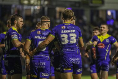 Warrington Wolves takımından Matty Ashton, 2 Ağustos 2024 'te Warrington Jones Stadyumu' nda oynanan Warrington Wolves vs Hull KR karşılaşmasında denemesini kutluyor.