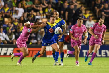 Warrington Wolves 'tan Josh Drinkwater, 2 Ağustos 2024' te Warrington, İngiltere 'deki Halliwell Jones Stadyumu' nda oynanan Betfred 20. Lig karşılaşmasında Hull KR 'dan Elliot Minchella' yı savuşturdu.