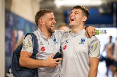 Warrington Wolves 'tan Matt Dufty ve Warrington Wolves' tan Josh Thewlis, 2 Ağustos 2024 'te Halliwell Jones Stadyumu, Warrington, İngiltere' de oynanan 20.
