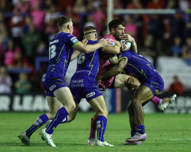 Hull KR 'dan Oliver Gildart, Warrington Wolves' tan Paul Vaughan ve George Williams tarafından 2 Ağustos 2024 'te Halliwell Jones Stadyumu' nda oynanan 20. Warrington Wolves vs Hull KR karşılaşmasında yenildi.