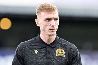 Blackburn Rovers takımından Hayden Carter, Stockport County 'nin Blackburn Rovers' a karşı oynadığı 2 Ağustos 2024 tarihli Stockport Stadyumu maçı öncesinde sahada inceleme yapıyor.