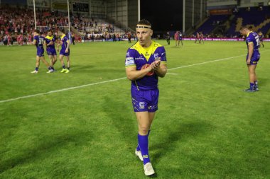 Warrington Wolves 'tan George Williams, 2 Ağustos 2024' te Warrington, Warrington 'da oynanan Betfred Süper Lig 20. Raundundaki Warrington Wolves vs Hull KR maçında ev sahibi taraftarları alkışlıyor.
