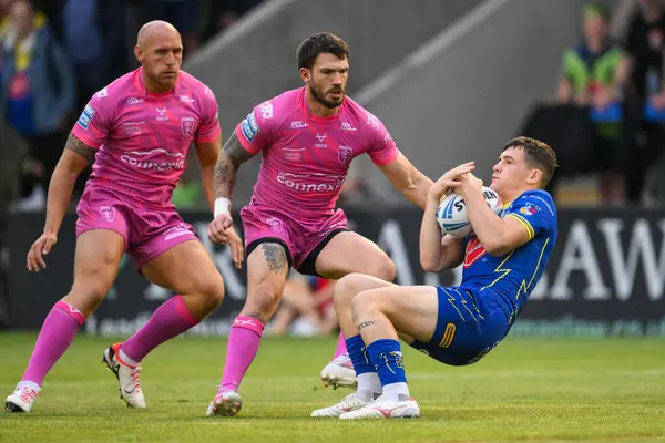 Warrington Wolves takımından Josh Thewlis, 2 Ağustos 2024 'te Warrington Jones Stadyumu' nda oynanan Warrington Wolves vs Hull KR maçında yüksek topu üstlendi.