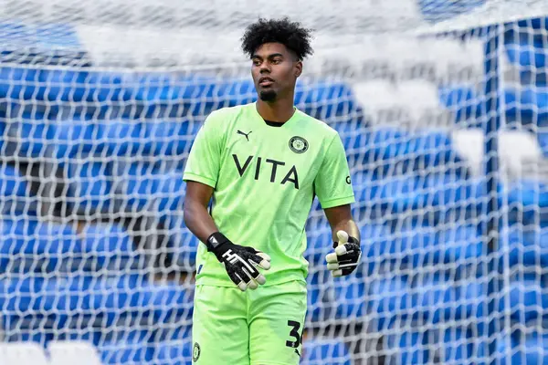 Stockport County 'den Corey Addai, Stockport County' nin Blackburn Rovers 'a karşı oynadığı 2 Ağustos 2024 tarihli maç sırasında İngiltere' nin Stockport şehrindeki Edgeley Park Stadyumu 'nda karşı karşıya geldi.