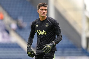 Everton 'dan Joo Virgnia, 3 Ağustos 2024 Deepdale, Preston, İngiltere' de Preston North End 'e karşı oynanan sezon öncesi dostluk maçı öncesinde ısınıyor.