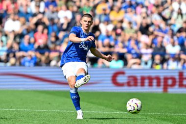 Everton 'dan Vitaliy Mykolenko, Preston North End' in 3 Ağustos 2024 'te Deepdale' de Everton 'a karşı oynadığı ön sezon dostluk maçında pas attı.