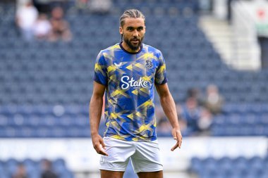 Everton 'dan Dominic Calvert-Lewin, Preston North End' in 3 Ağustos 2024 'te Deepdale, Preston' a karşı oynadığı sezon öncesi dostluk maçı öncesinde ısınıyor.