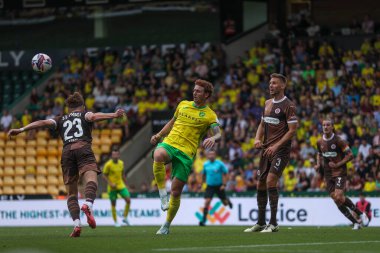 St Pauli 'den Philipp Treu, Norwich City' nin 3 Ağustos 2024 'te Norwich Road, Norwich Road' da St. Pauli 'ye karşı oynadığı ön sezon dostluk maçında topa önderlik ediyor.