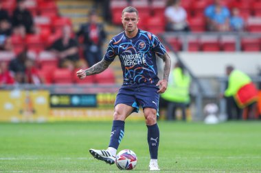 Blackpool 'dan Oliver Norburn, Crewe Alexandra' ya karşı Blackpool 'un 3 Ağustos 2024' te Alexandra Stadyumu 'nda oynanan ön sezon dostluk maçında pas attı.