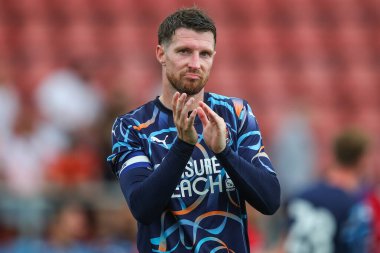 Blackpool 'dan James Husband, 3 Ağustos 2024' te İngiltere 'nin Credra Stadyumu' nda oynanan Crewe Alexandra-Blackpool maçından sonra gezgin taraftarları alkışlıyor.