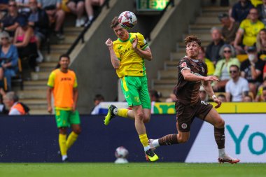 Norwich City 'den Kellen Fisher, Norwich City ile St. Pauli' nin 3 Ağustos 2024 'te Carrow Road, Norwich' te oynanan ön sezon dostluk maçında topa öncülük ediyor.