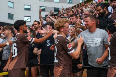 St Pauli oyuncuları, Norwich City 'nin 3 Ağustos 2024' te Carrow Road, Norwich 'te St. Pauli' ye karşı oynadığı sezon öncesi dostluk maçı sonrasında takımların zaferinden sonra taraftarlarını takdir ediyor.