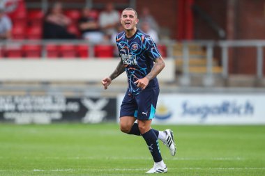 Blackpool 'dan Oliver Norburn, Crewe Alexandra' ya karşı Blackpool 'un 3 Ağustos 2024' teki Alexandra Stadyumu 'nda oynanan hazırlık maçı sırasında