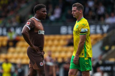 Norwich City 'den Oladapo Afolayan ve Norwich City' den Kenny McLean Norwich City ile St. Pauli arasındaki 3 Ağustos 2024 'te Carrow Road, Norwich, İngiltere' de oynanan ön sezon dostluk maçında konuştular.