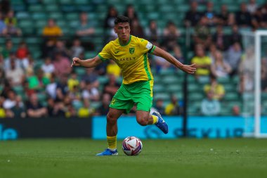 Norwich City 'den Marcelino Nunez, Norwich City ile Carrow Road, Norwich, İngiltere' de oynanan Norwich City-St. Pauli maçında topla koşuyor.