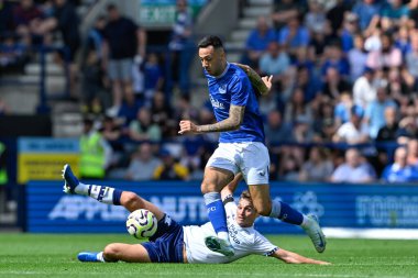 Everton 'dan Dwight McNeil, 3 Ağustos 2024 Deepdale, Preston, Birleşik Krallık' ta Preston North End 'e karşı oynanan ön sezon dostluk maçında topu ileri atıyor.