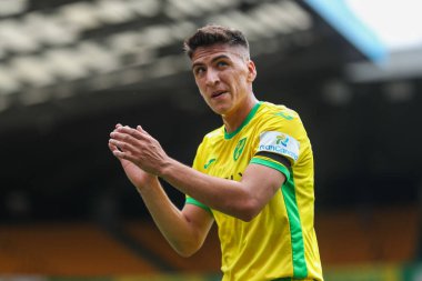 Norwich City 'den Marcelino Nunez, Norwich City' nin 3 Ağustos 2024 'te Carrow Road, Norwich, İngiltere' de oynadığı Norwich City-St. Pauli maçında taraftarları kabul ediyor.