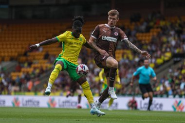 Norwich City 'den Jonathan Rowe, 3 Ağustos 2024' te Norwich City ve St. Pauli 'nin Carrow Road, Norwich, İngiltere' de oynadığı ön sezon dostluk maçı sırasında St Pauli 'den Eric Smith ile top için mücadele eder.